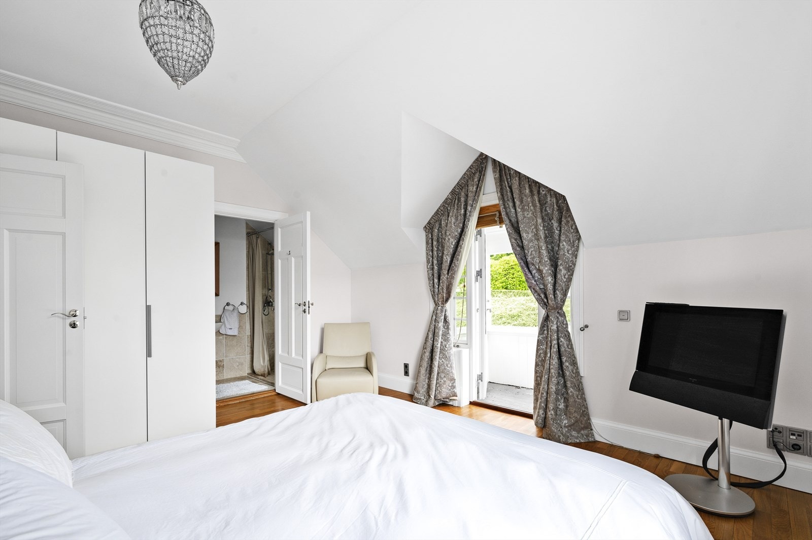 Soverommet er luftig med inngang til eget bad. Galleribilde