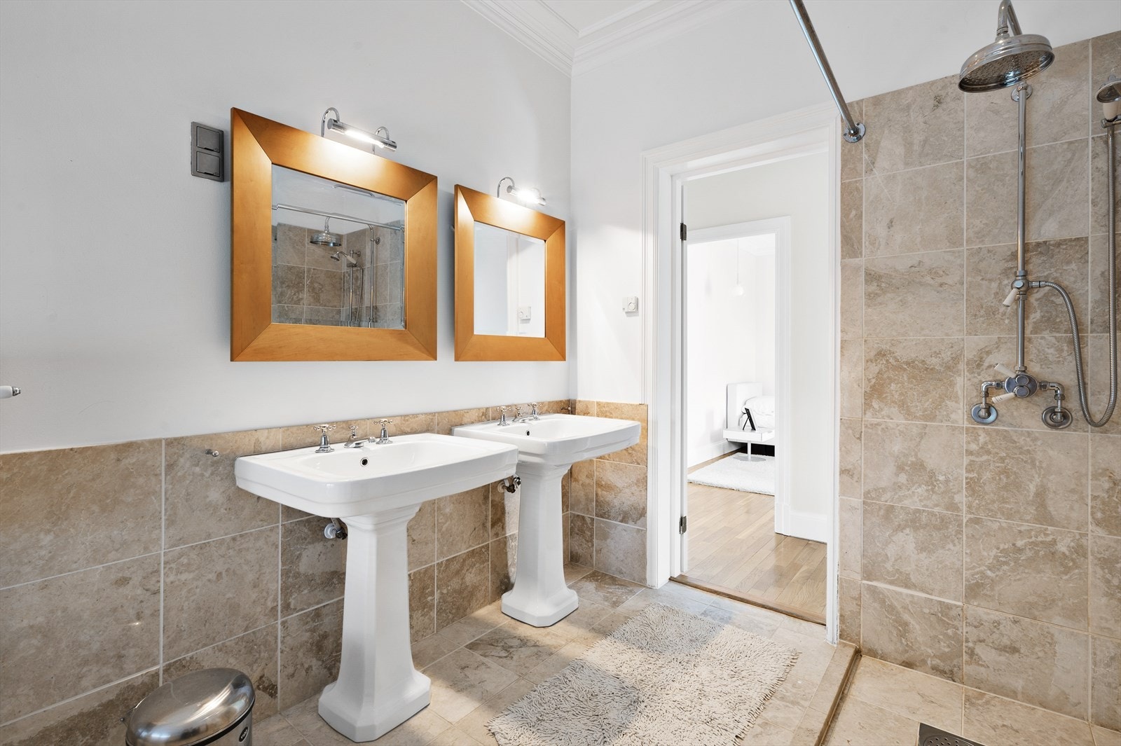 Klassisk servant som står i stil til husets detaljer. Galleribilde