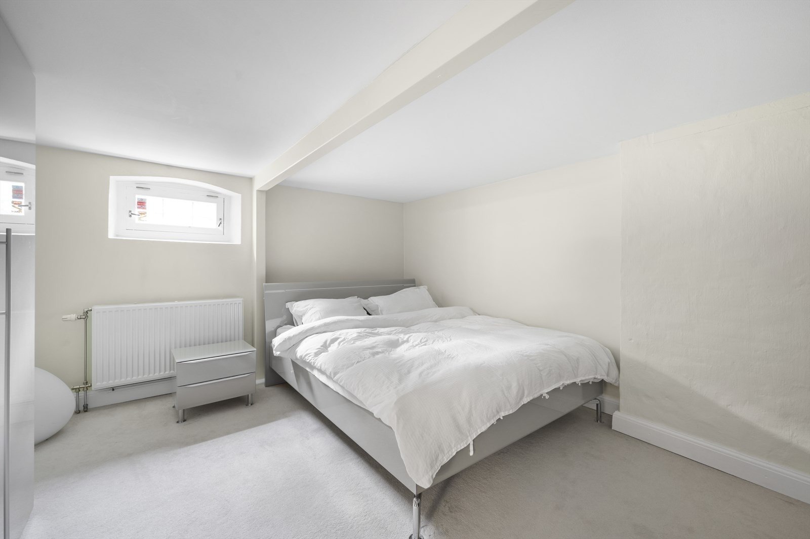 Elegant soverom med gulvteppe og god plass. Galleribilde