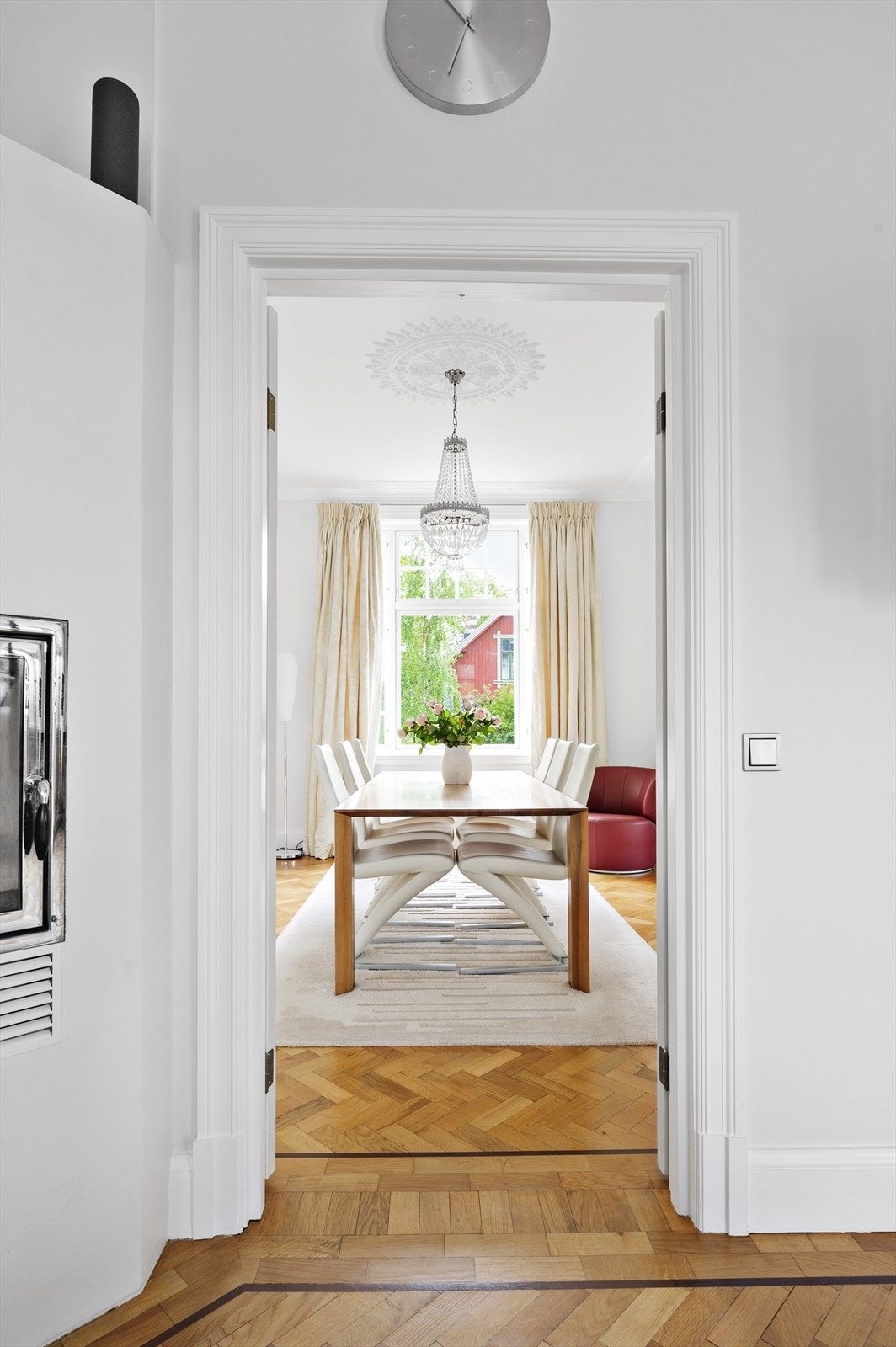 Spisestue med stukkatur og rosett designet av eier og levert fra fabrikk i England. 200 år gammel parkett, kjøpt fra Dorchester Hotel. Galleribilde