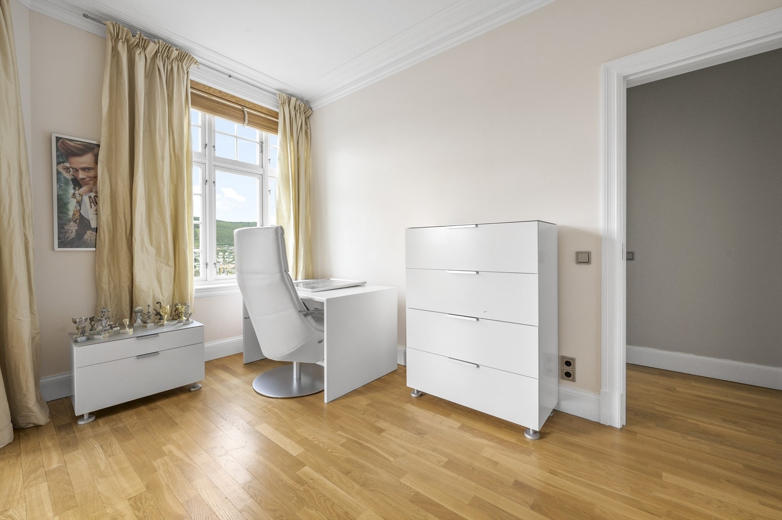 Lyse vegger med lekre listedetaljer. Galleribilde