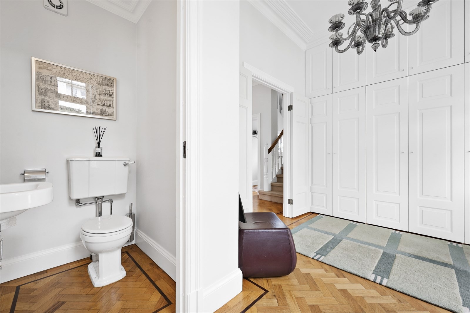 I hallen e det et lyst og klassisk toalett. Galleribilde