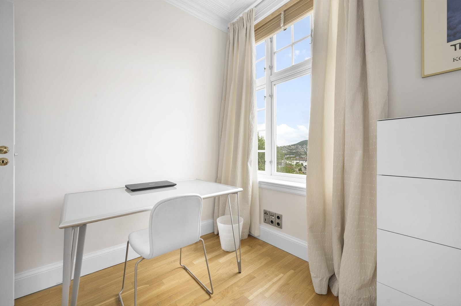 Soverom med plass til seng, kommode og kontordel Galleribilde