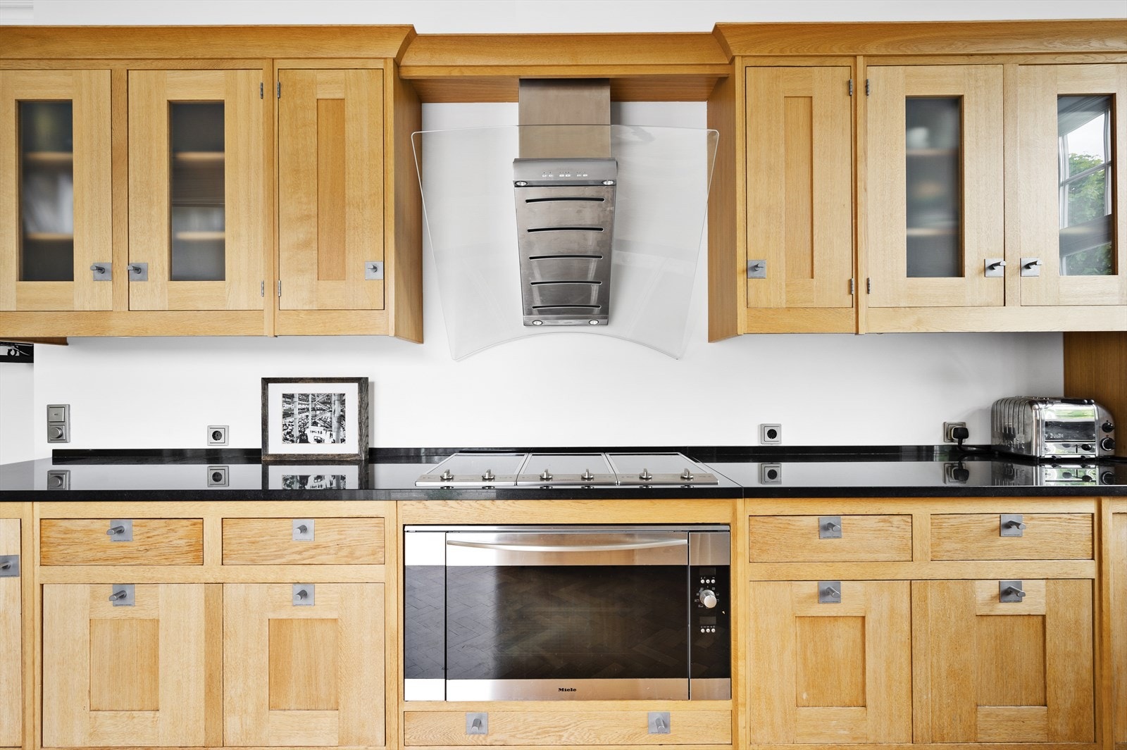 Miele hvitevarer, god lagringsplass i skap. Herskapelig og lekkert kjøkken med god takhøyde. Galleribilde