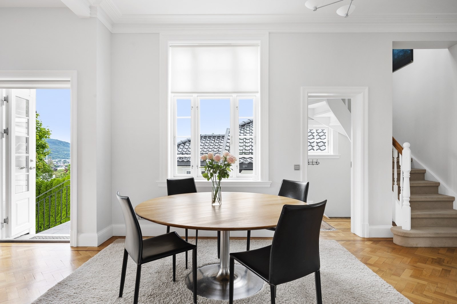 Deilig spiseplass på kjøkken. God takhøyde. Utgang til vakker og usjenert hage! Galleribilde