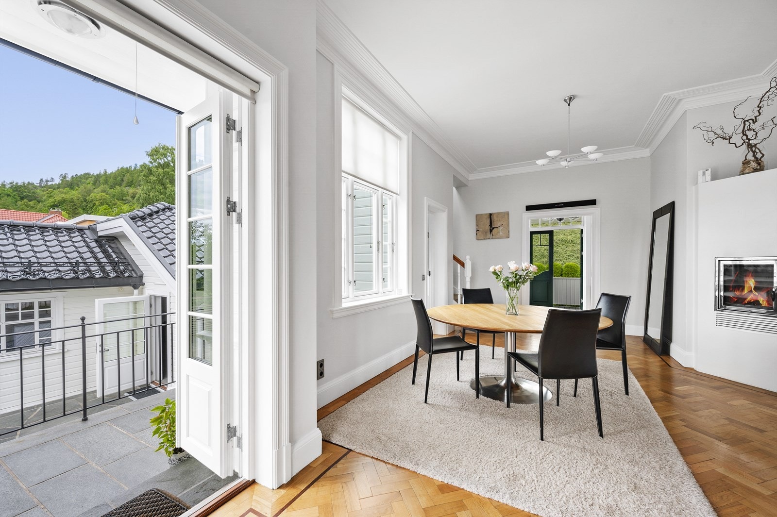 Spiseplass på kjøkken med peis og utgang til stor og solrik hage. Galleribilde