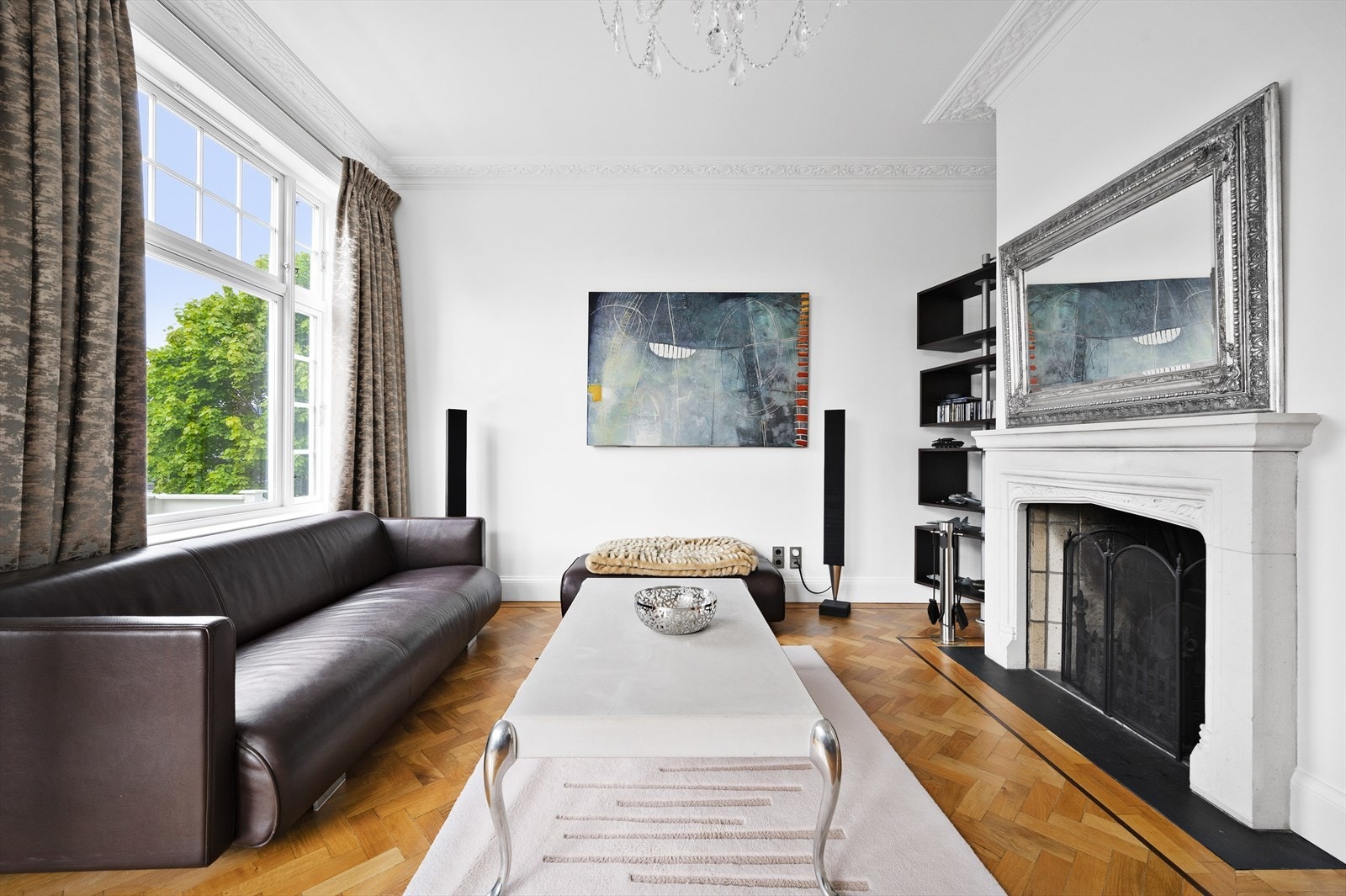 Stue med etterisolerte vegger. Alle vegger er revet ned og bygd opp på nytt. Det er også trukket opp og lagt opp til TV/internett og B&O. Galleribilde