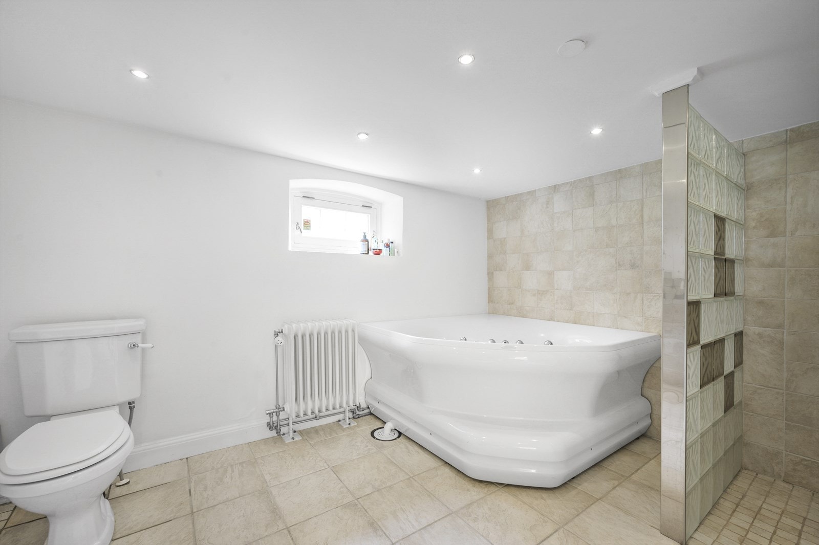 Flislagt baderom med deilig boblebadekar. Galleribilde