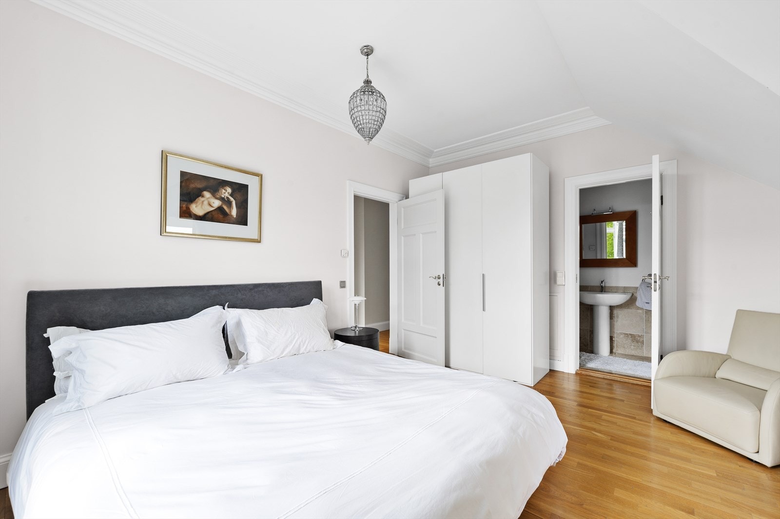 God plass til stor seng, garderobeskap og stol. Galleribilde