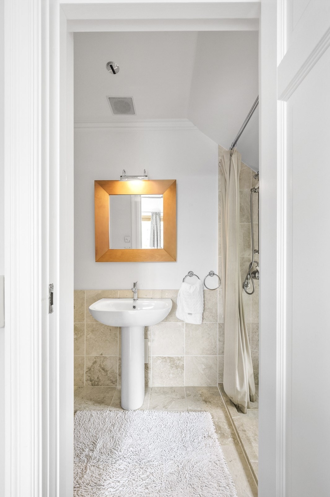 Flislagt bad tilhørende hovedsoverom Galleribilde