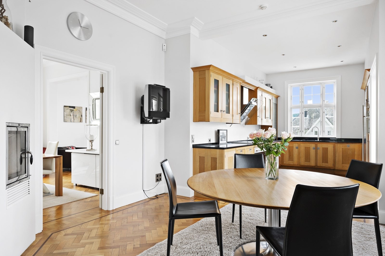 Lekkert, håndlaget designkjøkken fra Smallbone i London- Levert og montert av Smallbone i 2002. Parkett er kjøpt fra Dorchester Hotel, renovert og fikset i England. Treverket er ca. 200 år gammelt! Galleribilde