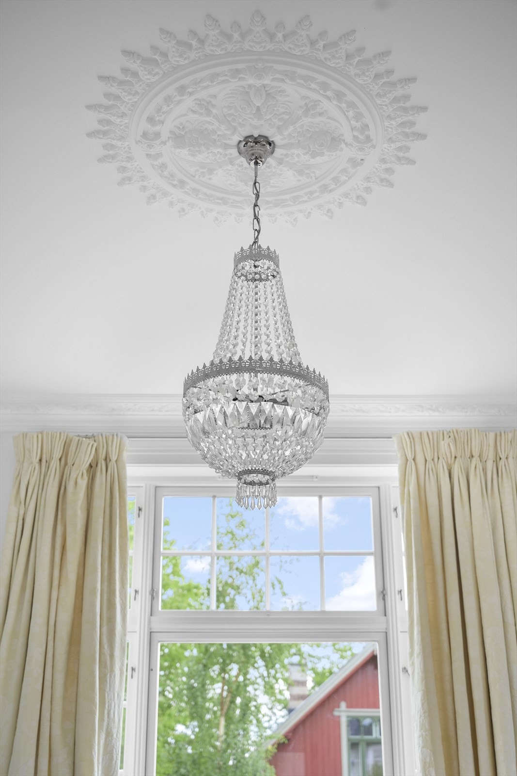 Stukkatur og lysekrone. Galleribilde