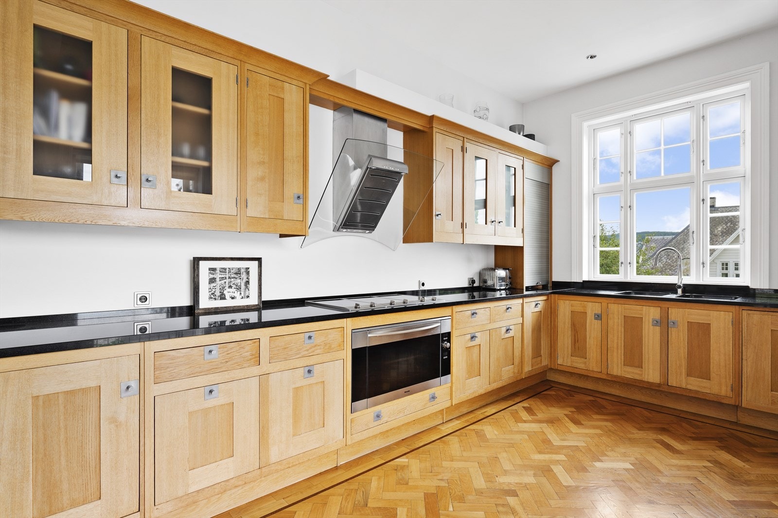 Utsikt fra kjøkken med håndlagde 2-lags glass vinduer. Lekker restaurert fiskebensparket fra Dorchester Hotel på gulv. Topp kvalitetsmaterialer er benyttet på hele kjøkkenet. Galleribilde