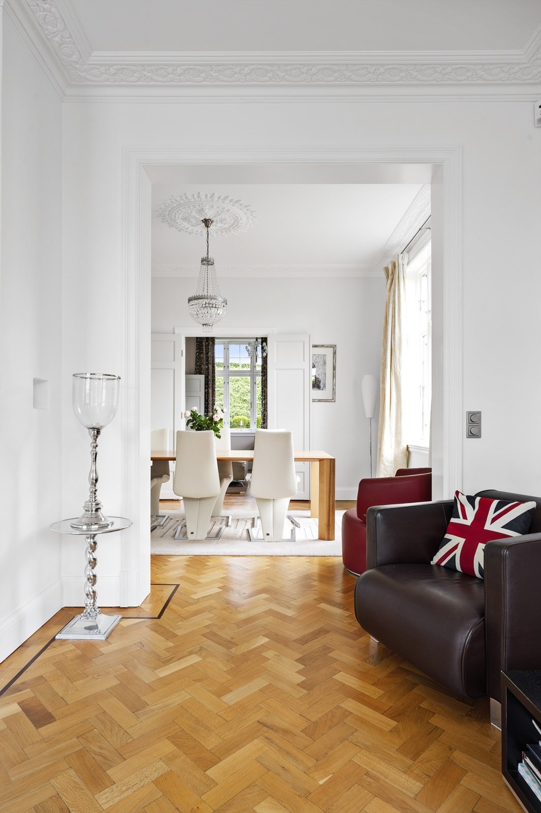 Eier har designet stukkatur selv. Levert fra anerkjent fabrikk i England. Gulvet her er også 200 år gammel restaurert parkett fra Dorchester Hotel. Galleribilde