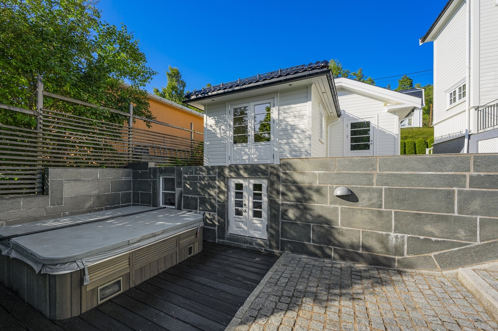 Bakside av garasje med treningsrom og tilgang til Jacuzzi. Galleribilde