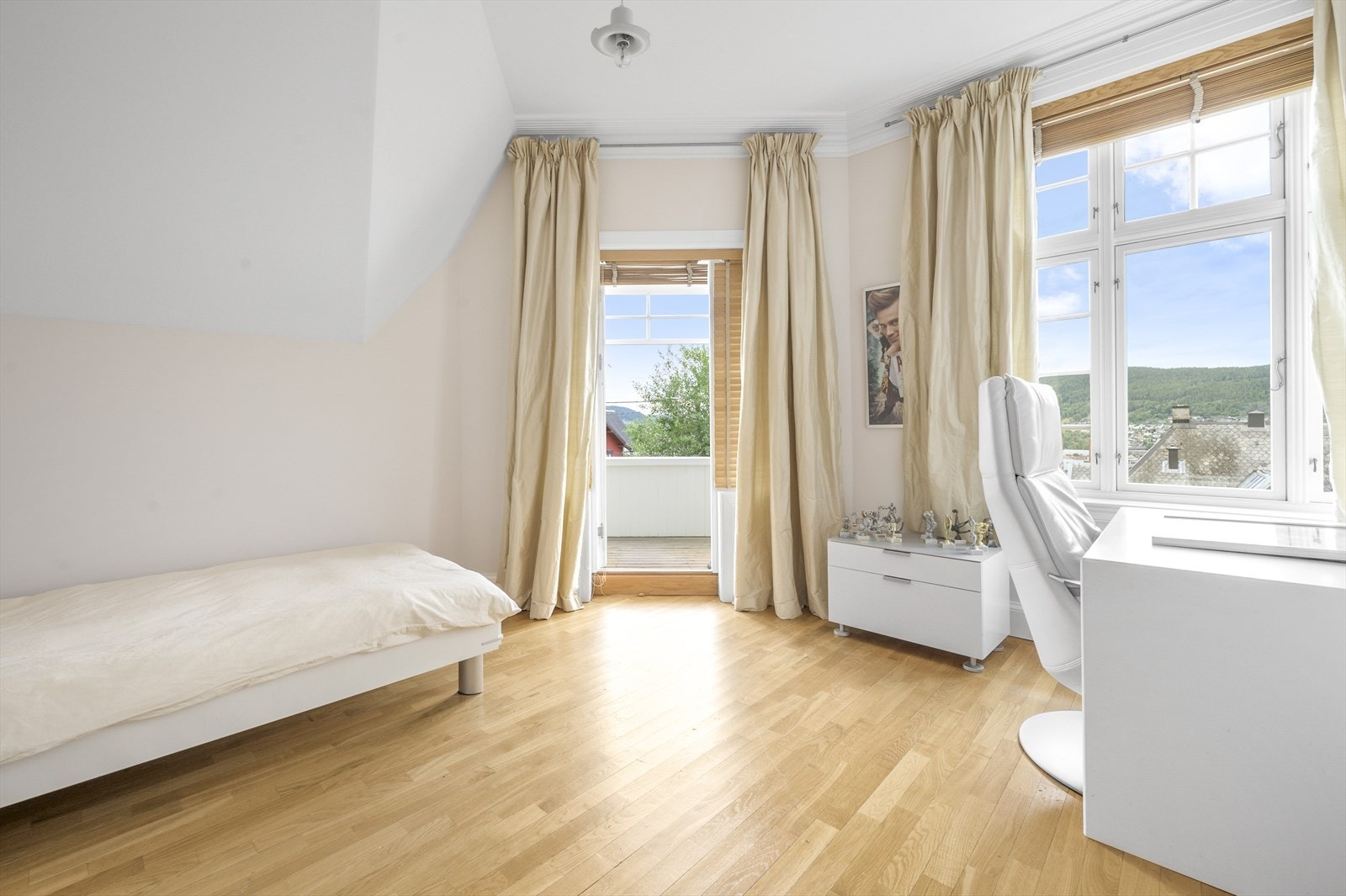 Soverom med store vinduer og utgang til balkong. Galleribilde