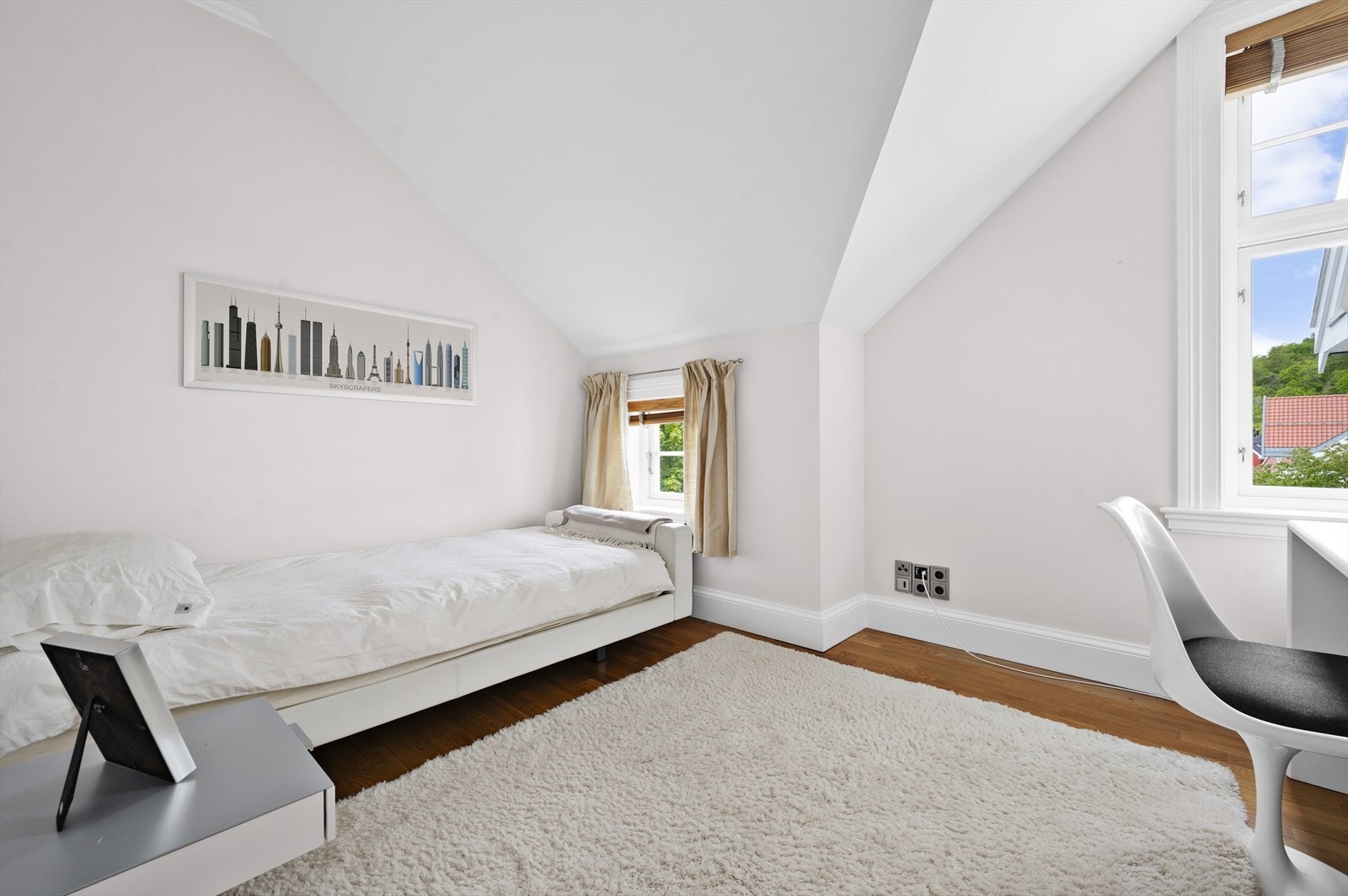 Pent soverom med plass til seng, nattbord og kommode. Galleribilde