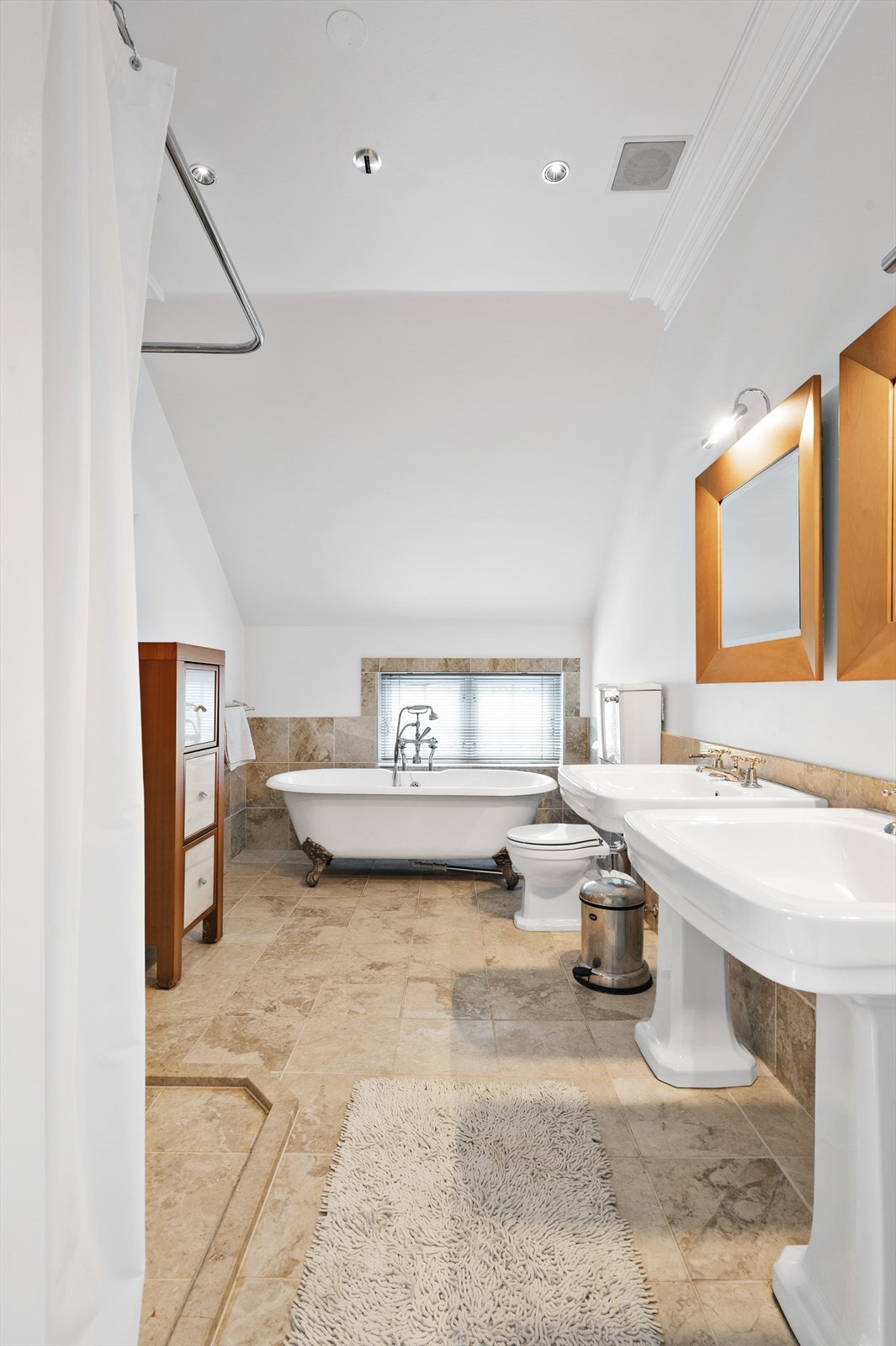 Baderom flislagt med delikate fliser i beige. Galleribilde