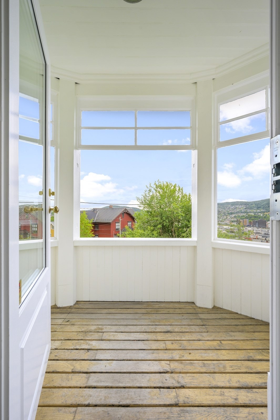 Hjørnebalkong med plass til koselig sittegruppe. Galleribilde