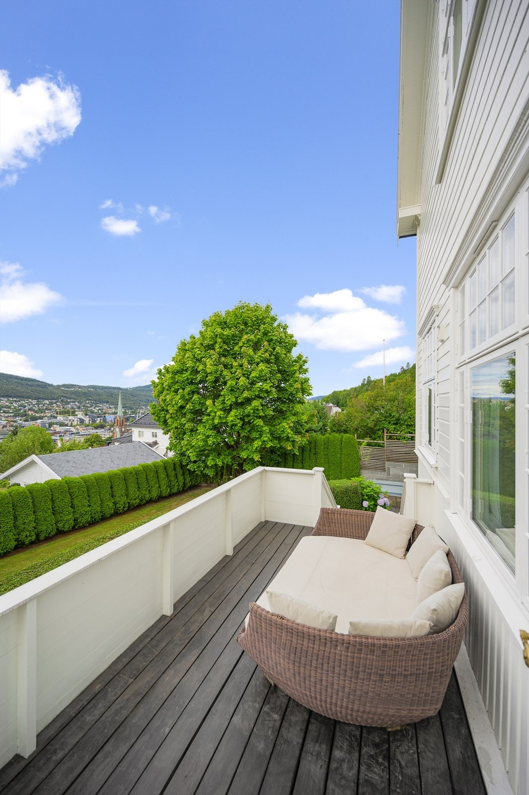 Terrasse med utgang fra stue. Denne leder ut til hagen og uteområde med Jacuzzi og totalrenovert hage. Galleribilde