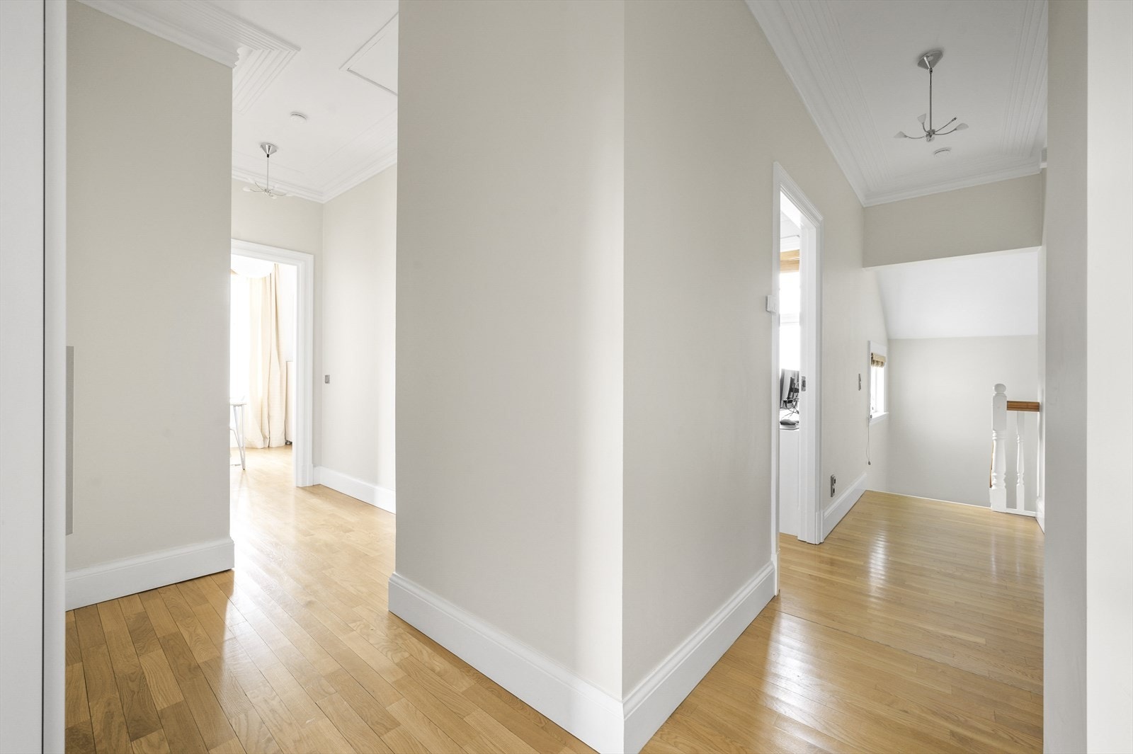 Lys og luftig gang i 2 etasje. Galleribilde