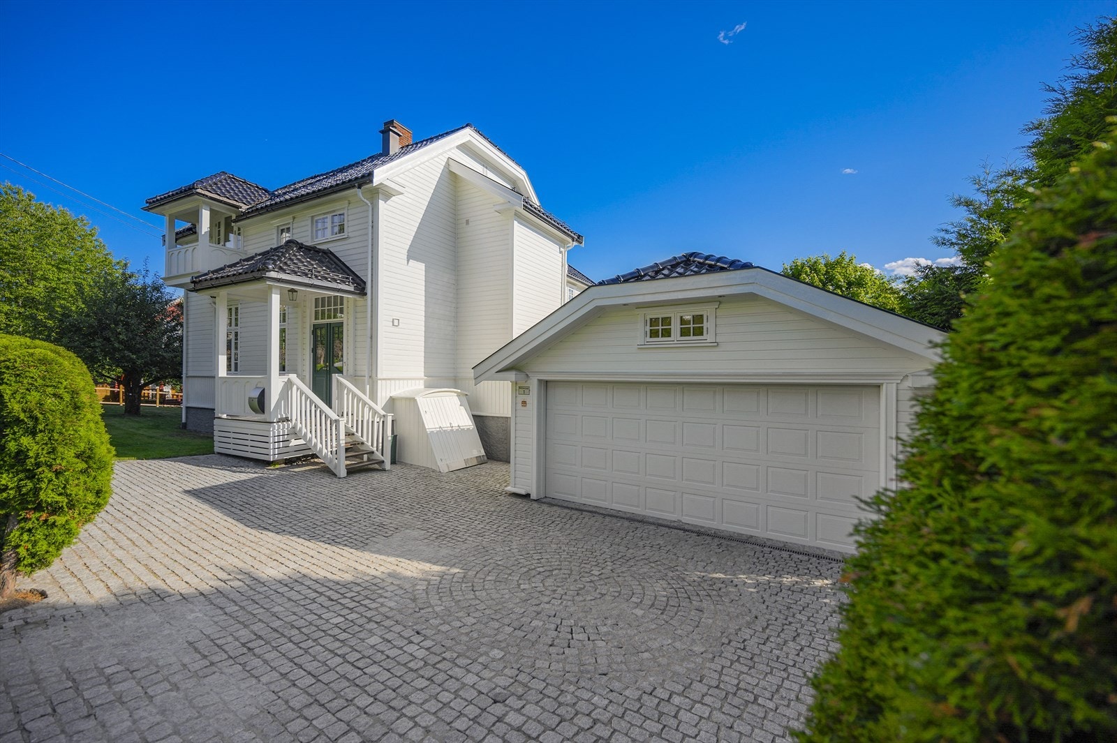 Lekker oppvarmet innkjøring til eiendommen. Fullisolert dobbel garasje med innlagt vann og strøm. Galleribilde