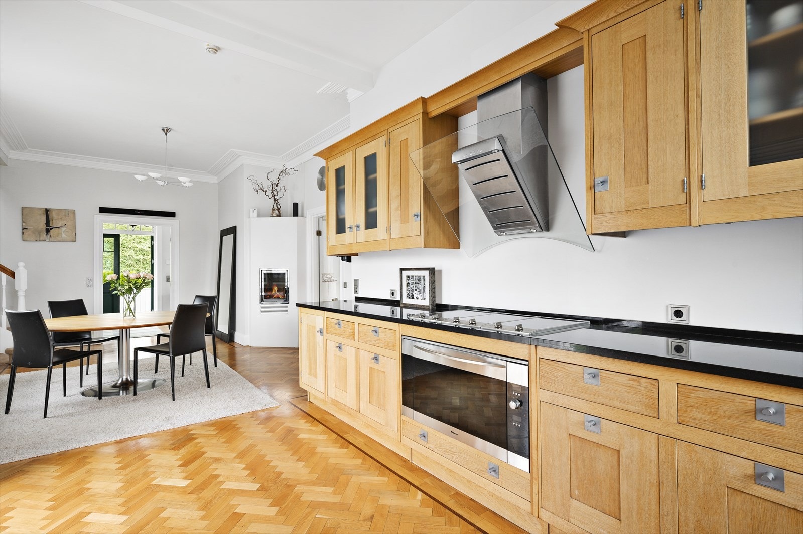 Håndlaget designerkjøkken med kvalitetshvitevarer integrert. Eier har designet stukkatur og fått dette sendt fra fabrikk i England. Galleribilde