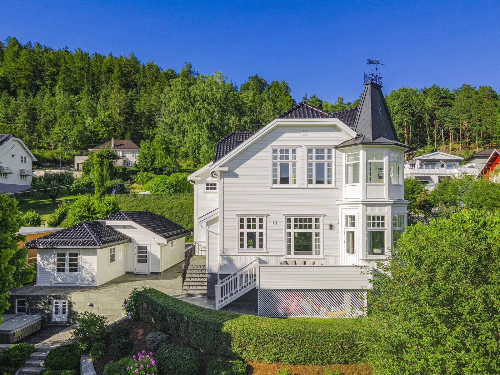 Ærverdig og flott enebolig med fantastisk hage- Utsikt over Drammen- Meget gode solforhold! Galleribilde