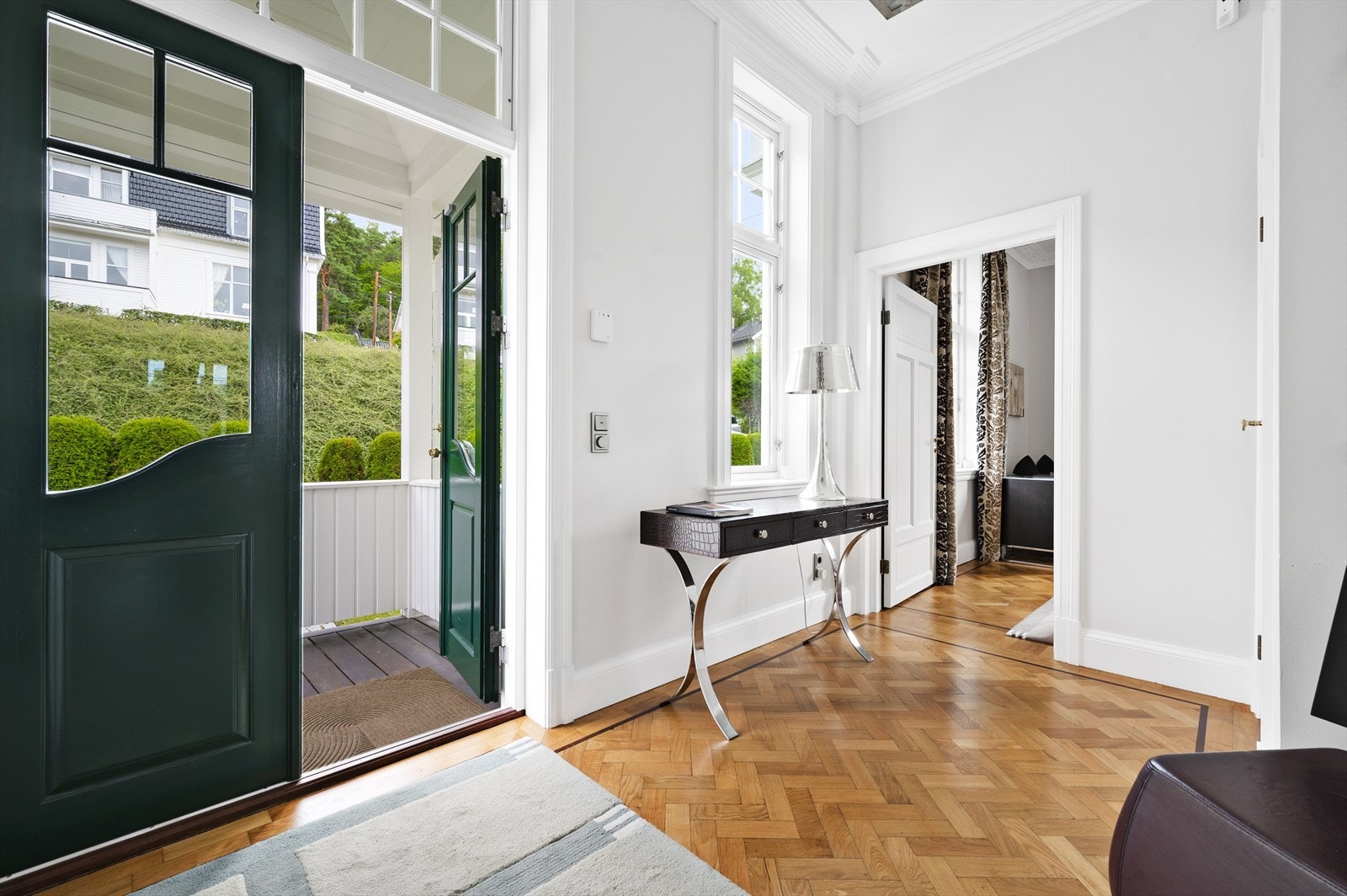 Hall, inngangsparti med håndlagde vinduer, restaurert 200 år gammel parkett fra Dorchester hotel. Galleribilde