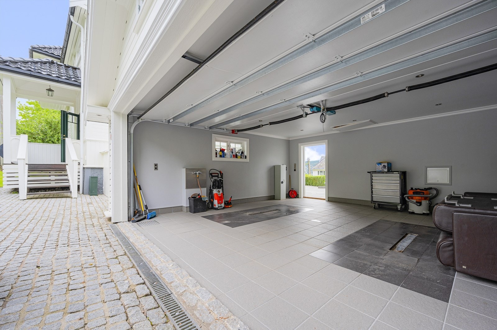 Garasje med automatisk port. Galleribilde