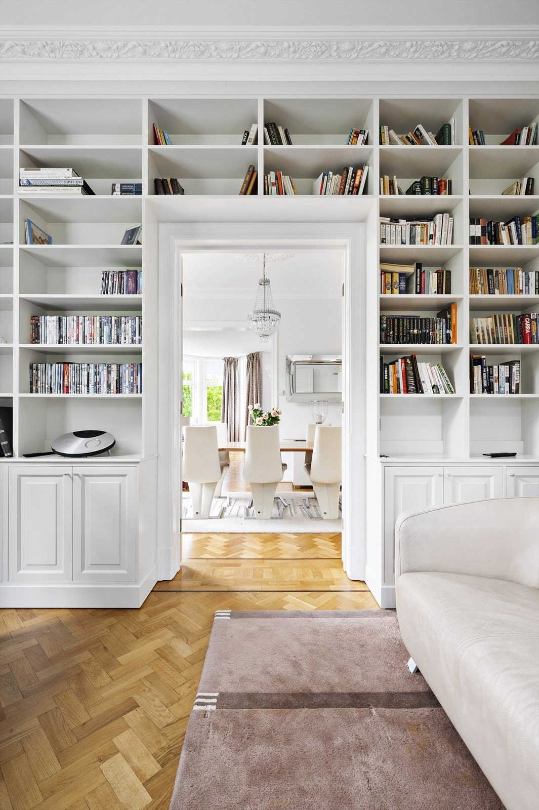 Spesialtilpasset bokhylle som komplementerer og fullfører rommet Galleribilde