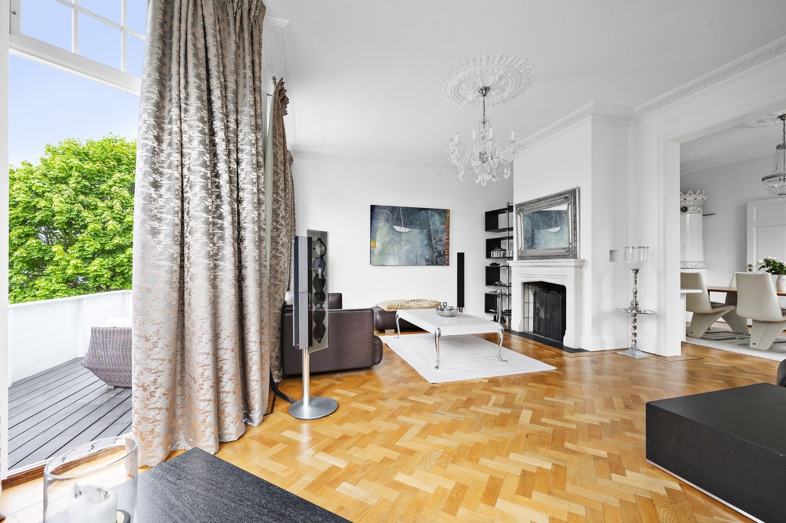 Stukkatur og rosett designet av eier. Levert av spesialfabrikk i England. Lekkert restaurert parkettgulv fra Dorchester Hotell. Treverket er 200 år gammelt. Galleribilde