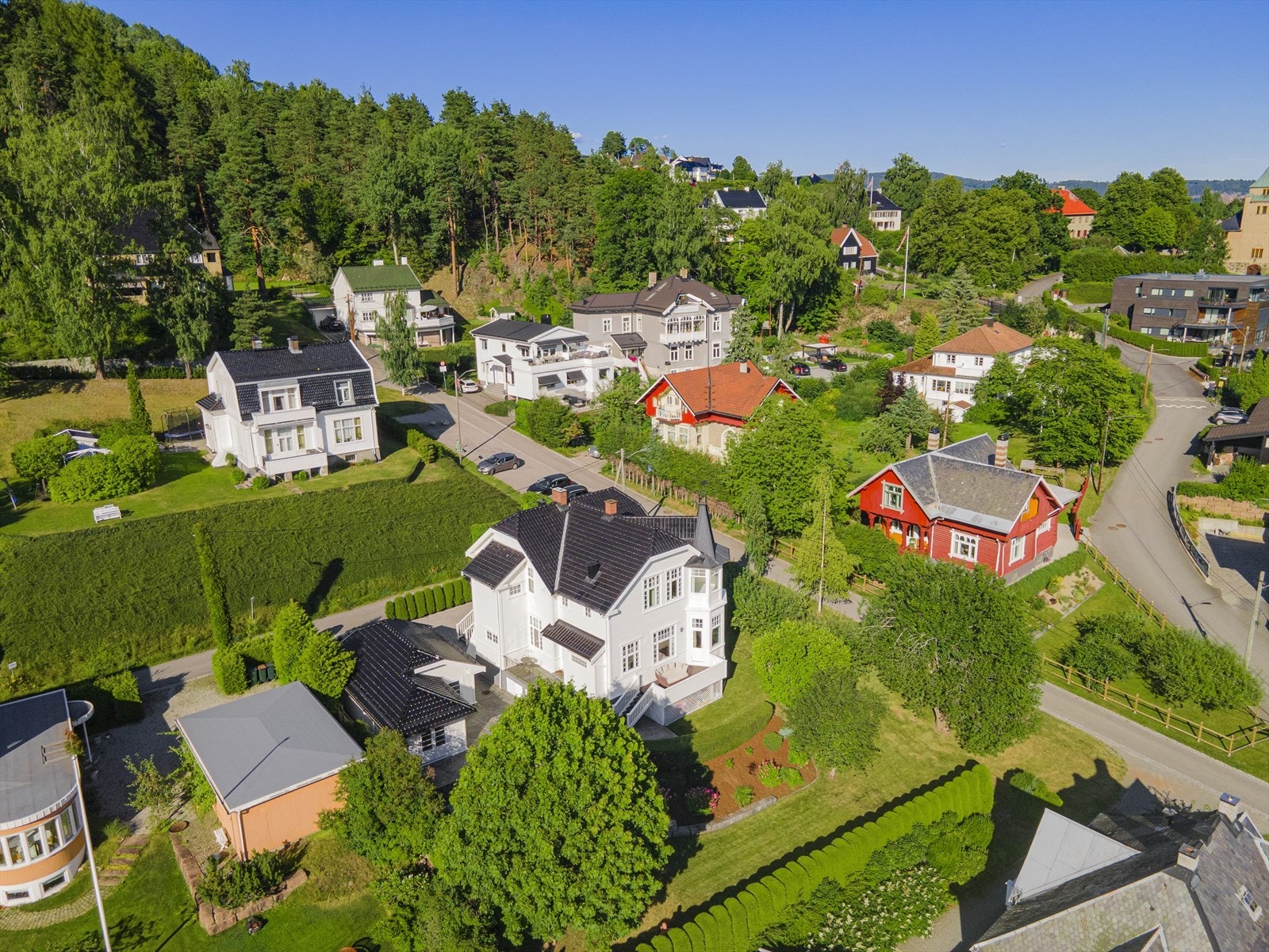 Eiendommen sett fra vest. Galleribilde