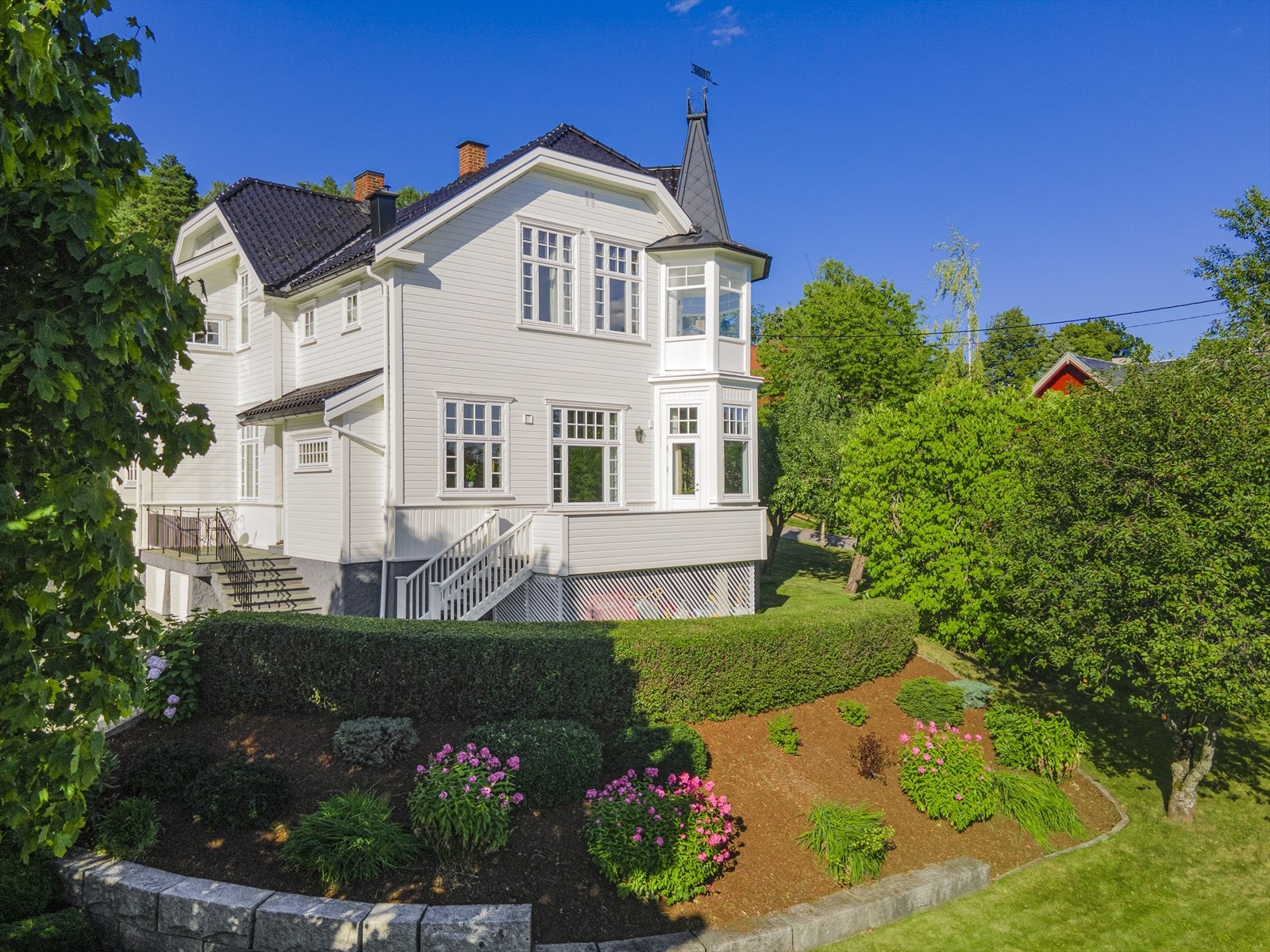 Fasade fra sydvest. Totalrenovert og gjennomoppbygd hage med beplantning og trær. Gode solforhold. Galleribilde