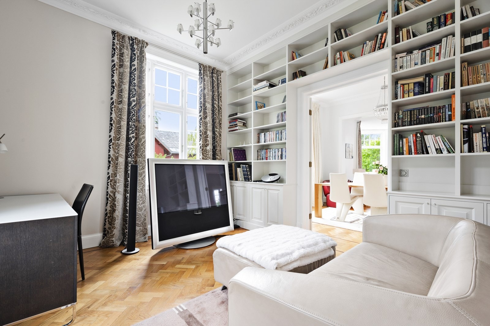 TV stue med restaurert 200 år gammel parkett, egendesignet stukkatur av eier. Lekre detaljer med kvalitet! Galleribilde