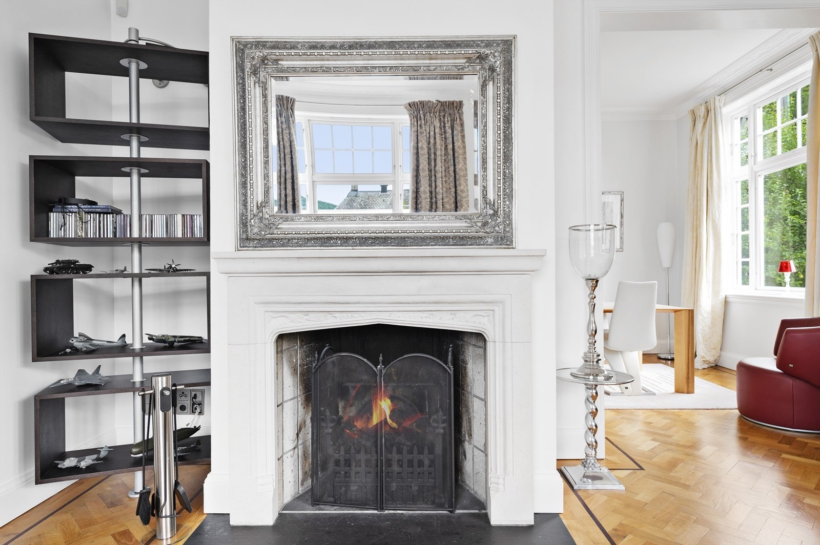 Åpent ildsted med restaurert innramming. Skiferhelle er lagt ned i gulv som gnistfanger. Galleribilde