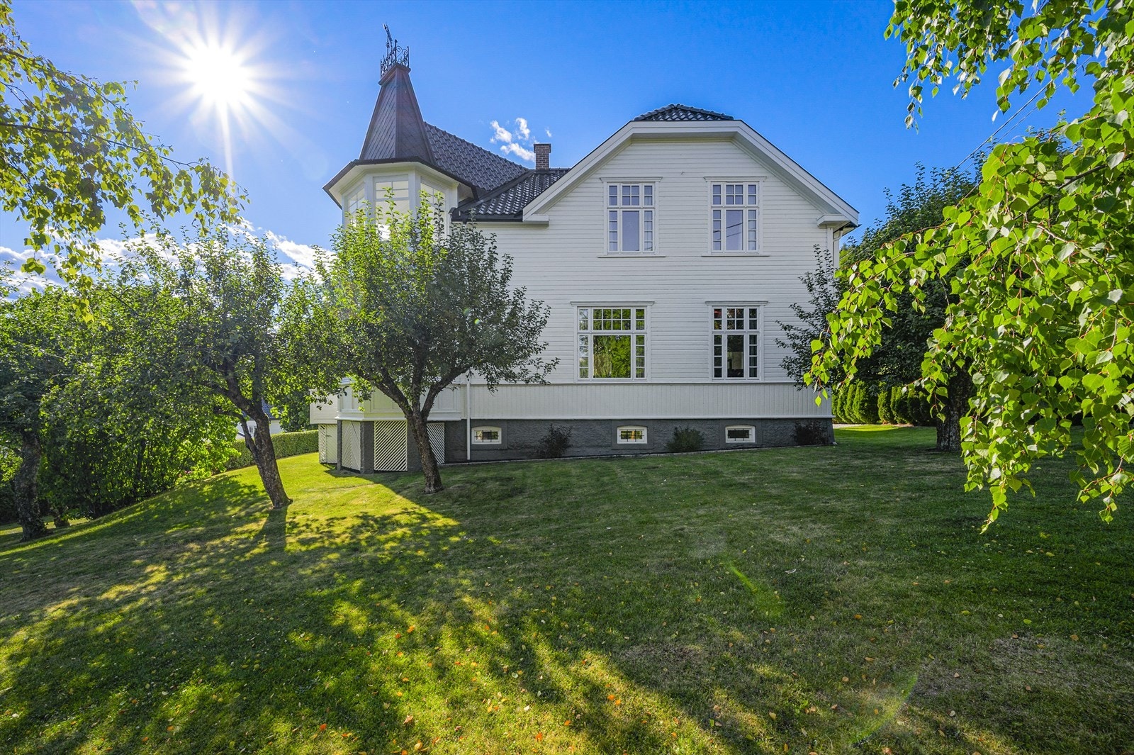 Eiendommens østside- Hagen er renovert og bygd opp på nytt. Galleribilde