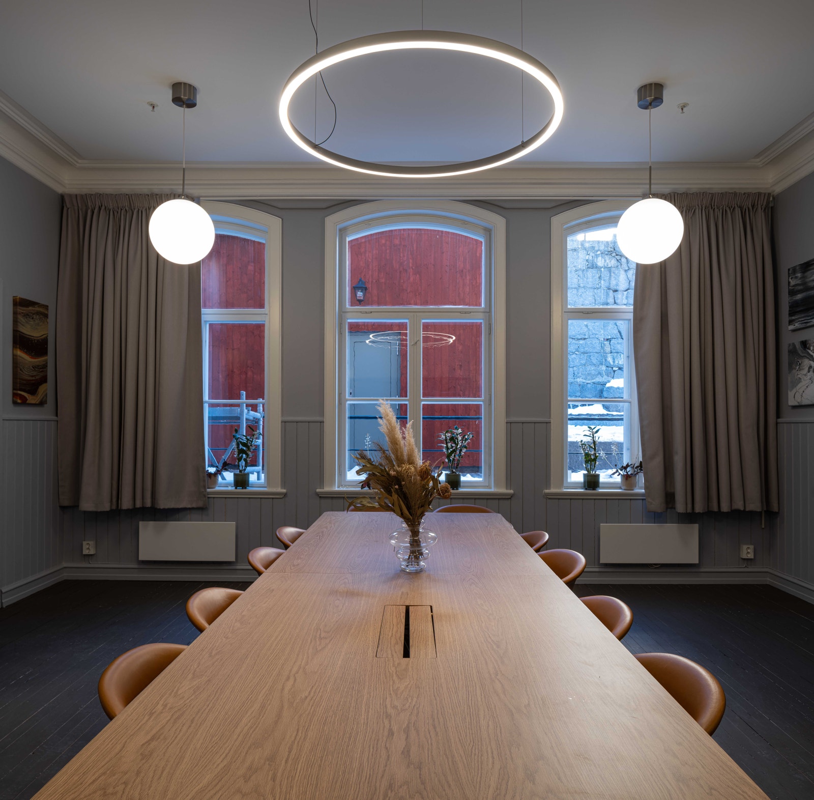 Stort møterom med plass til 12 personer Galleribilde