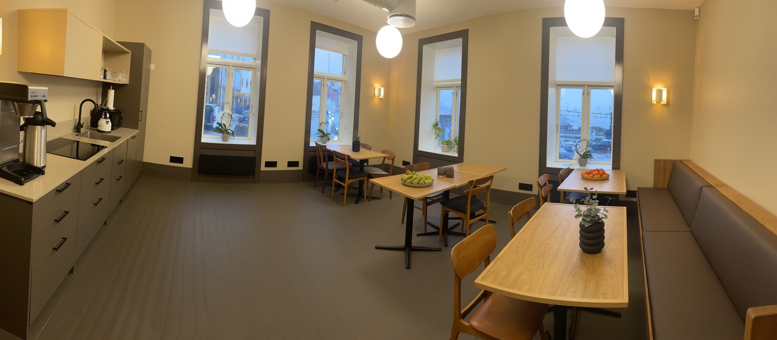 Kantine/møterom for leietakere finner du i 1. etasje - rett over gangen for Ellings. Galleribilde