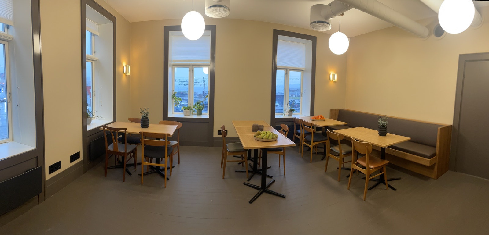 Kantine/møterom for leietakere finner du i 1.etasje - rett over gangen for Ellings. Galleribilde