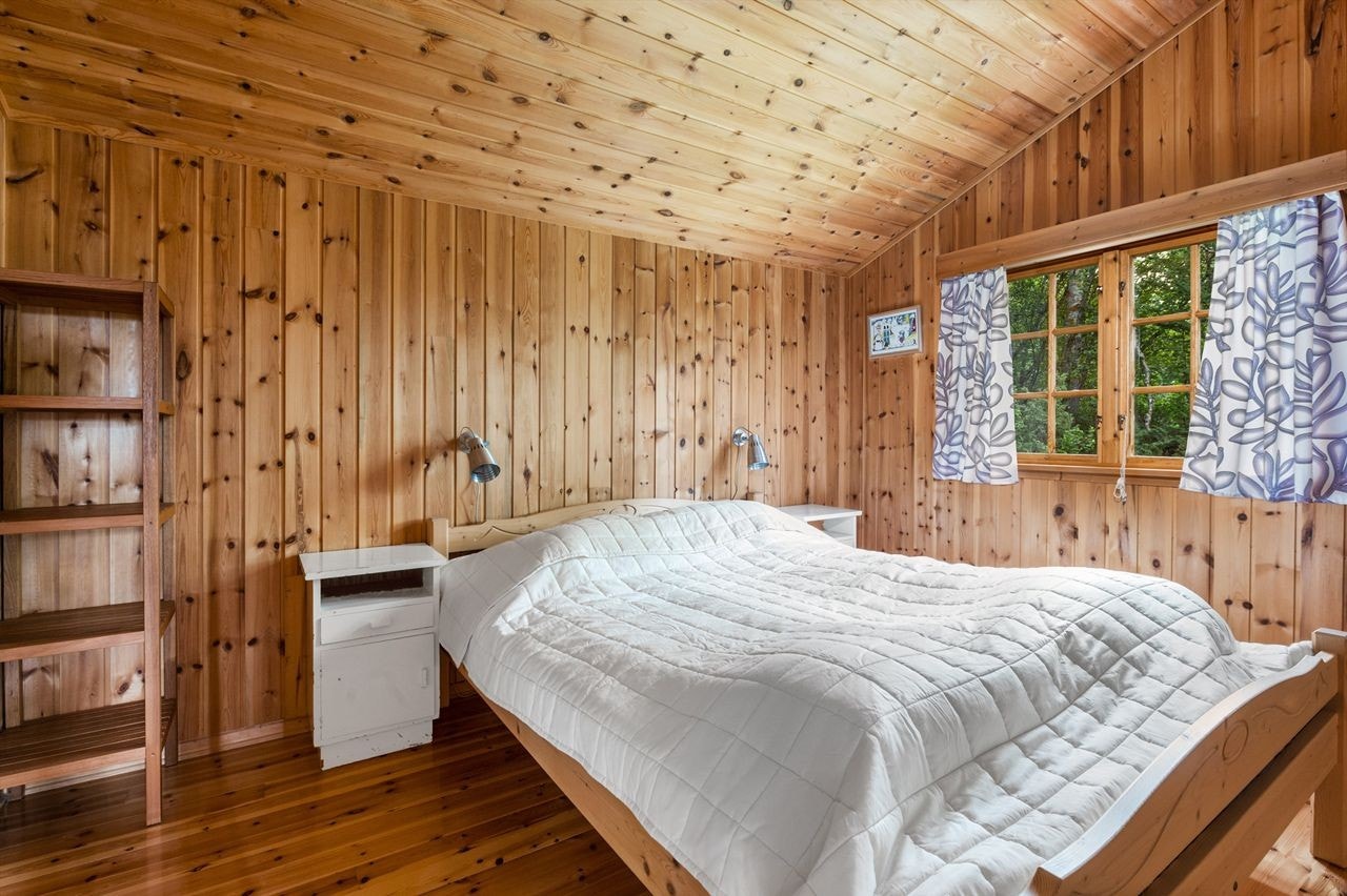 Hytta består av hele 3 soverom, hovedrommet av god størrelse med plass for dobbeltseng Galleribilde