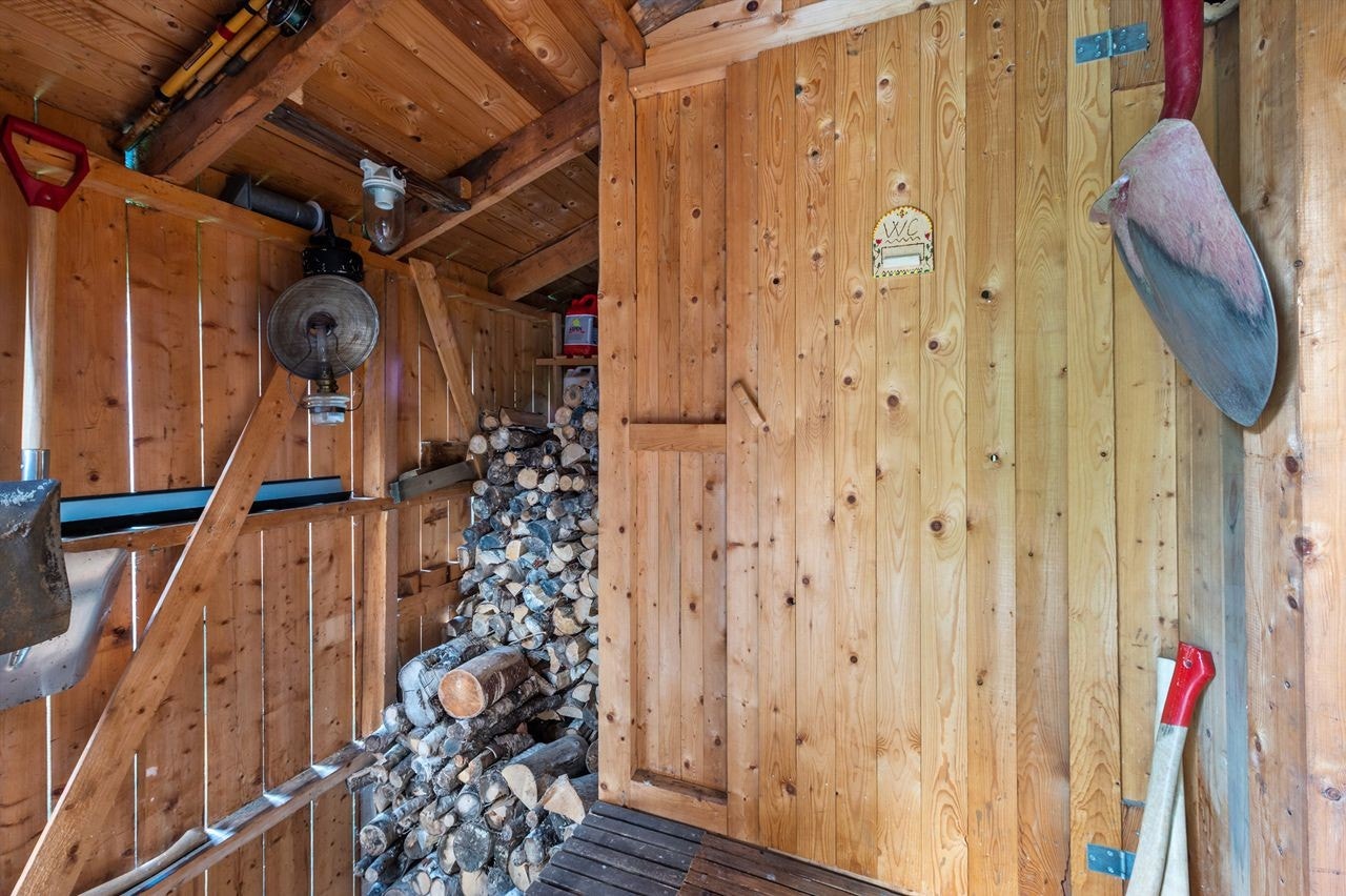 Utvendig bod med vedlagring og utedo Galleribilde