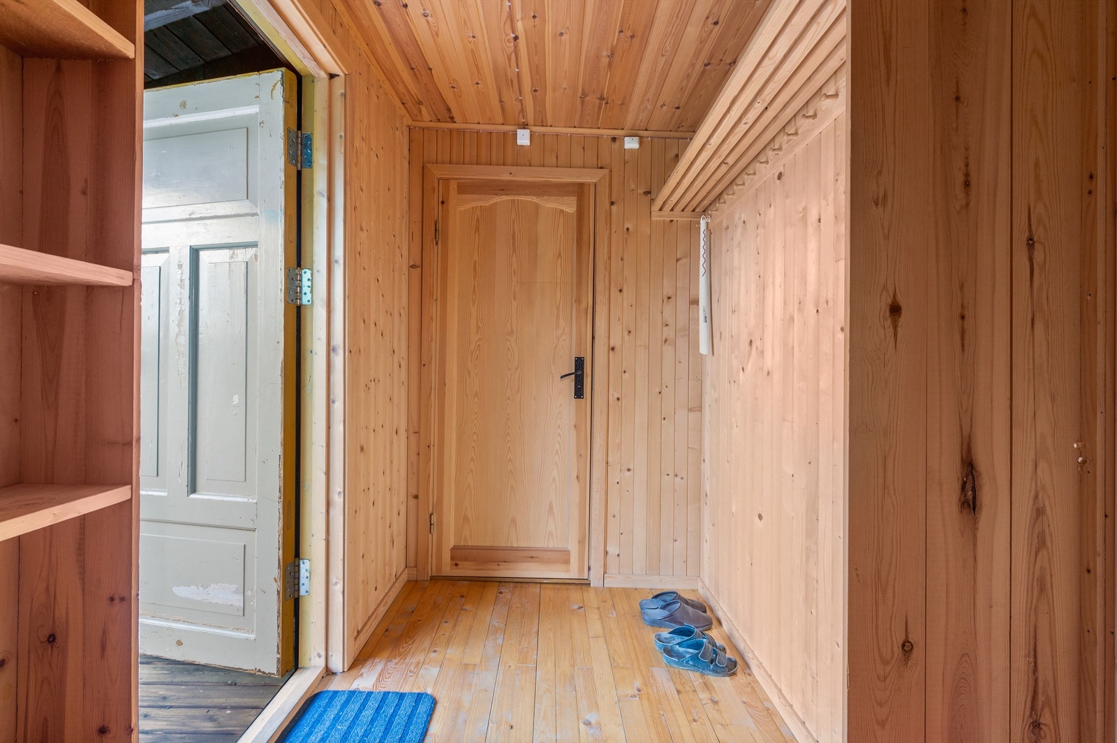 Gang med plass for å henge av seg yttertøyet! Galleribilde