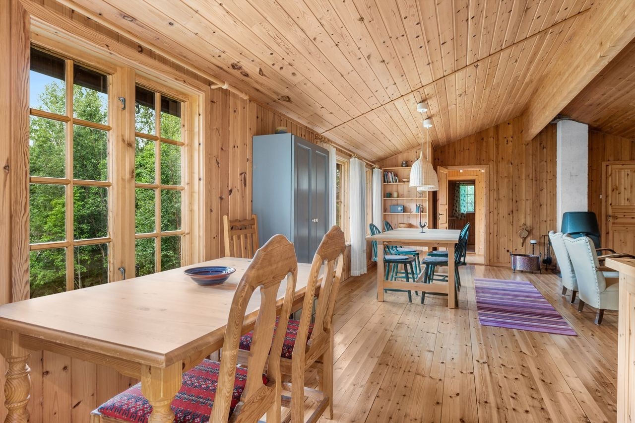 Kjøkkenet av god størrelse med plass for romslige spiseplasser Galleribilde