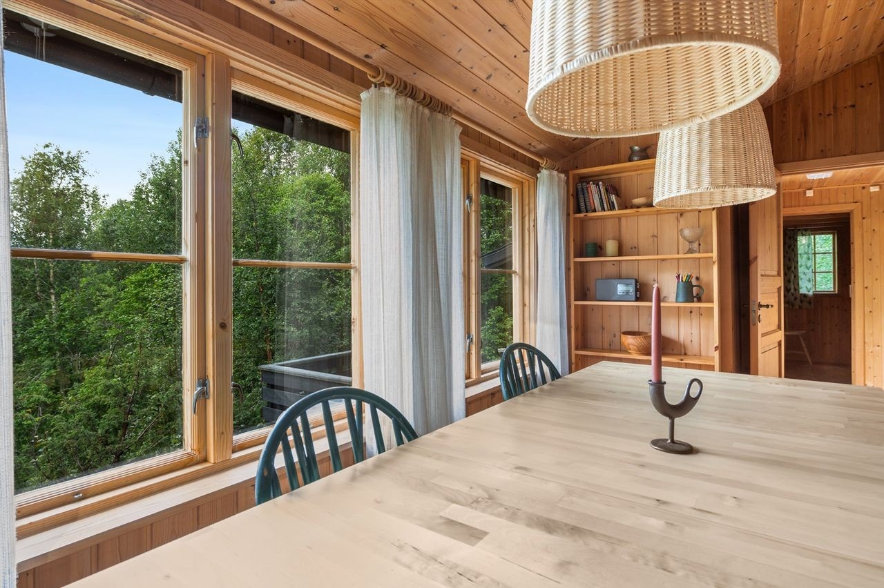 Stuen har godt med lysinfall fra de store vinduene. Galleribilde