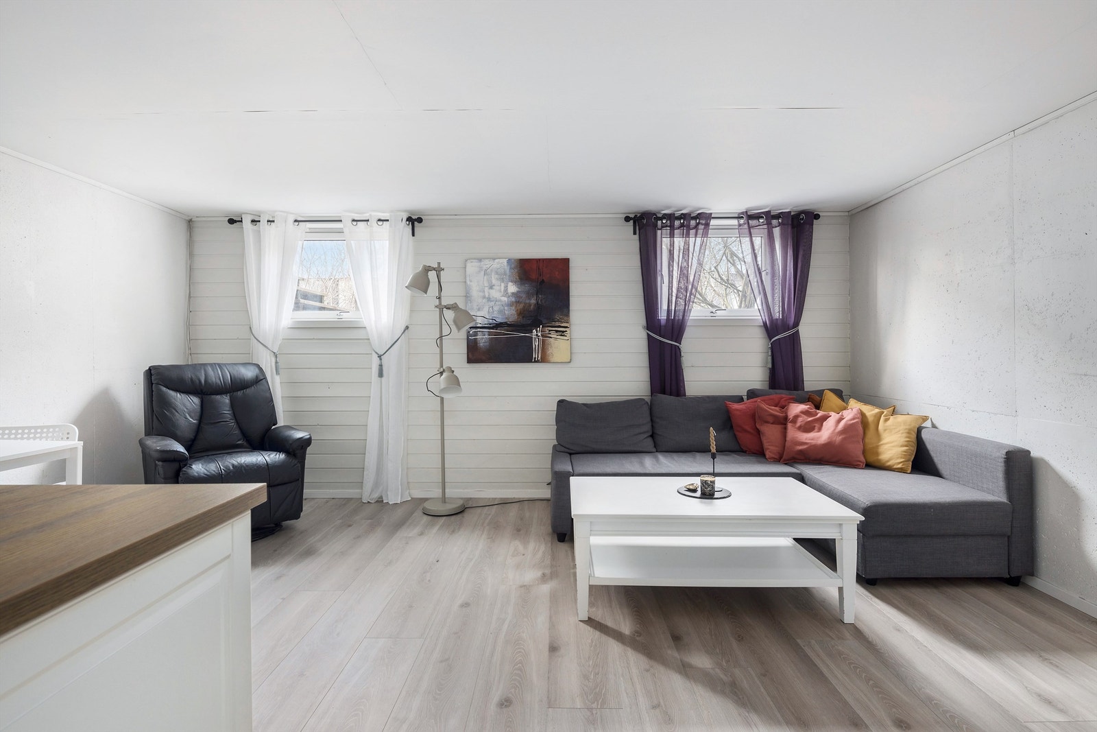 Lys og pen stue i kjellerleiligheten. Galleribilde