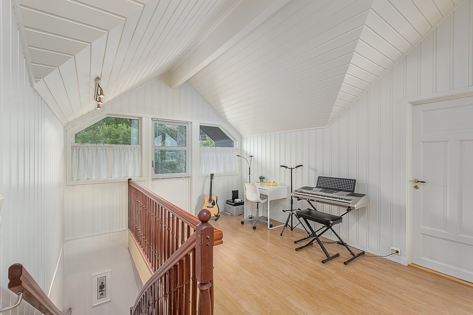 Fra romslig hall i andre etasje har man utgang til overbygd veranda. Galleribilde