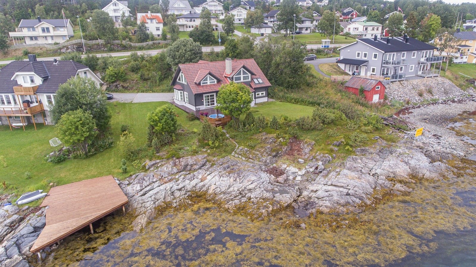 Innholdsrik og godt vedlikeholdt enebolig sentralt på Silsand med egen strandlinje - fire soverom, to stuer, to bad og integrert garasje. Galleribilde