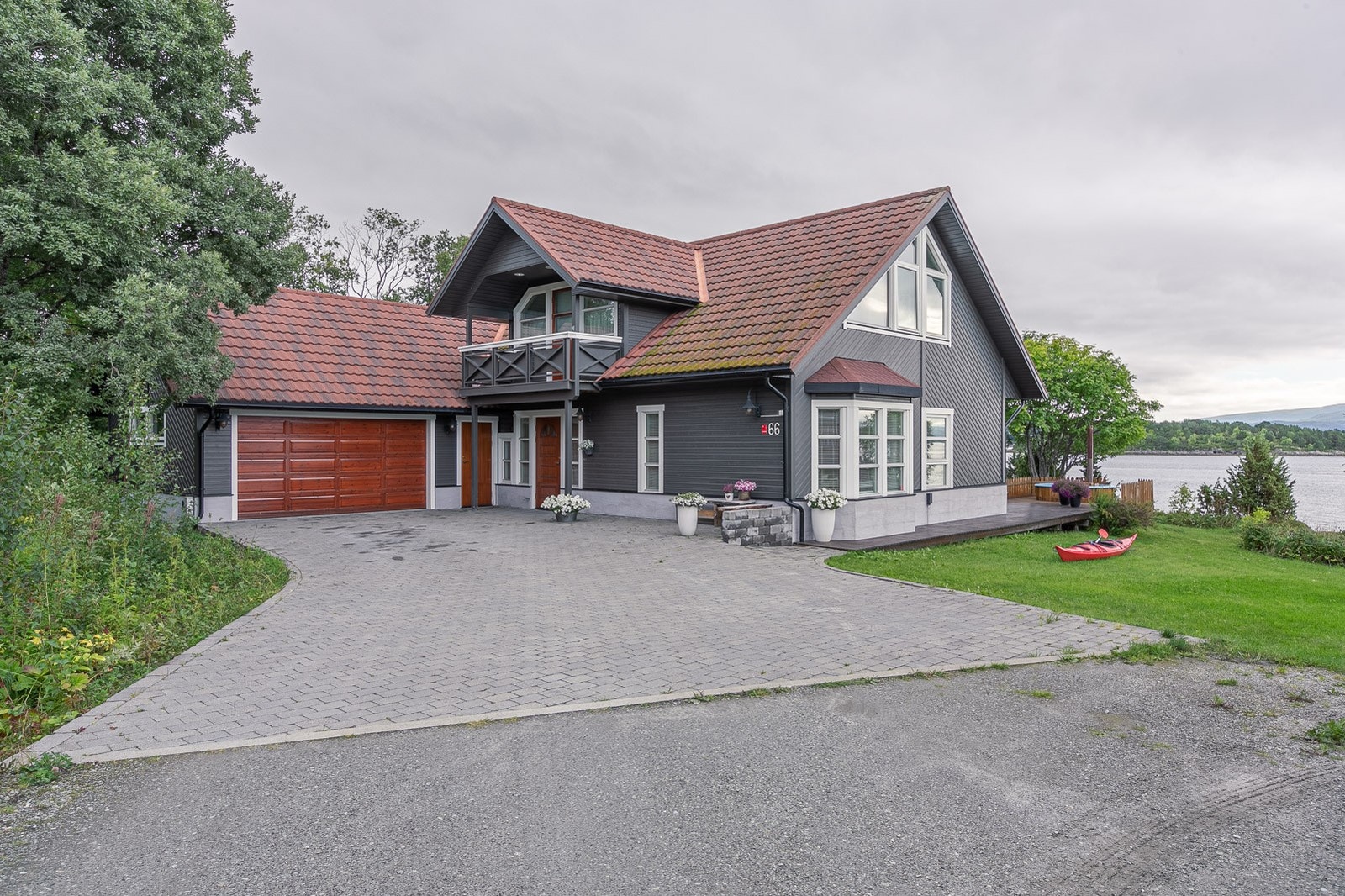 Uteområdet er fint opparbeidet med belegningsstein og plen. Galleribilde