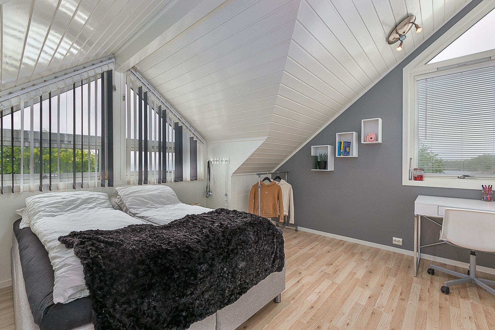 Soverom to, også her med store vinduer og god takhøyde. Galleribilde